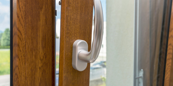 Puertas y Ventanas Aislantes de Aluminio / PVC la Sénia · Oscilobatientes - Abatibles