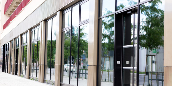 Puertas y Ventanas de Aluminio / PVC a medida Tortosa · Raíl Empotrable Adaptado al Paso de Minusválidos