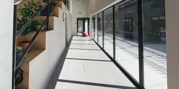 Puertas y Ventanas Insonorizadas de Aluminio / PVC Horta de Sant Joan · Raíl Empotrable Adaptado al Paso de Minusválidos